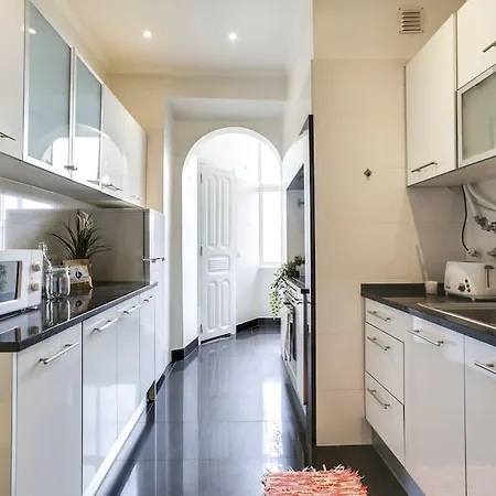 Апартаменты Lovely 1bed In Campo De Ourique Лиссабон